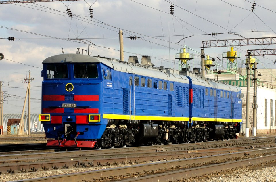 2ТЭ10УТ-0084,_Казахстан,_Акмолинская_область,_станция_Кокшетау-I_(Trainpix_194938)