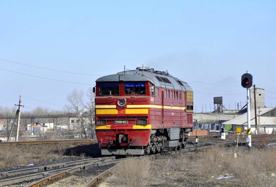 2ТЭ116-053,_Украина,_Луганская_область,_станция_Огородный_(Trainpix_45001)