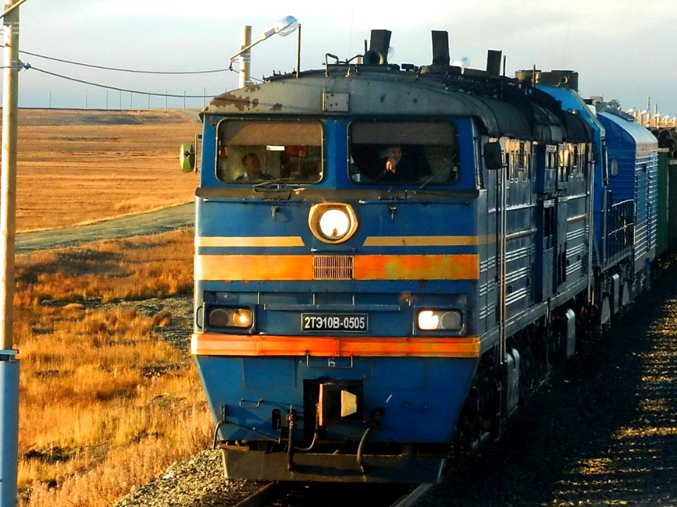 2ТЭ10В-0505,_Россия,_Ямало-Ненецкий_автономный_округ,_Разъезд_Паюта_(Trainpix_108103)
