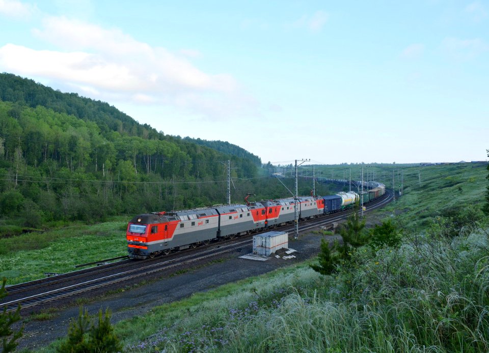 2ЭС6-674,_Россия,_Башкортостан,_перегон_Яхино_-_Усть-Катав_(Trainpix_198412)