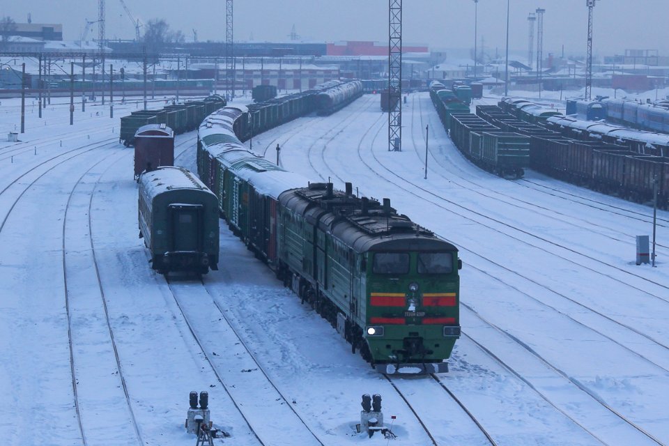2ТЭ10М-3203,_Россия,_Алтайский_край,_станция_Барнаул_(Trainpix_152666)