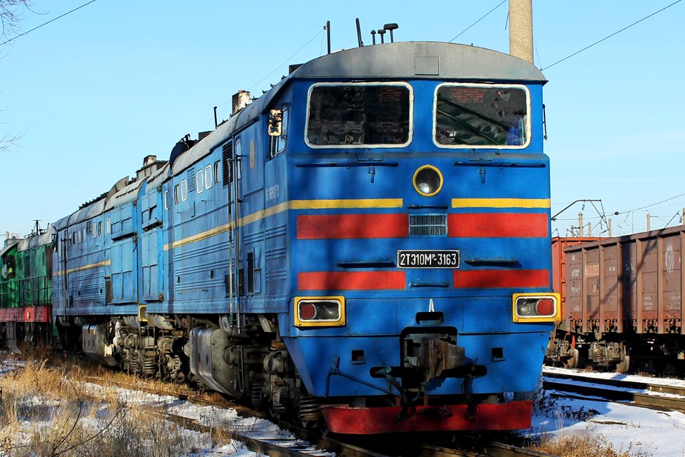 2ТЭ10М-3163,_Kazakhstan,_Karaganda_region,_Karaganda_depot_(Trainpix_146368)