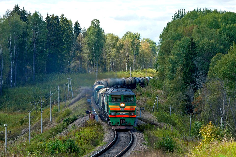 2ТЭ116-678,_Russia,_Tver_region,_Pogoreloye_Gorodishche_-_Obovrazhye_stretch_(Trainpix_176223)