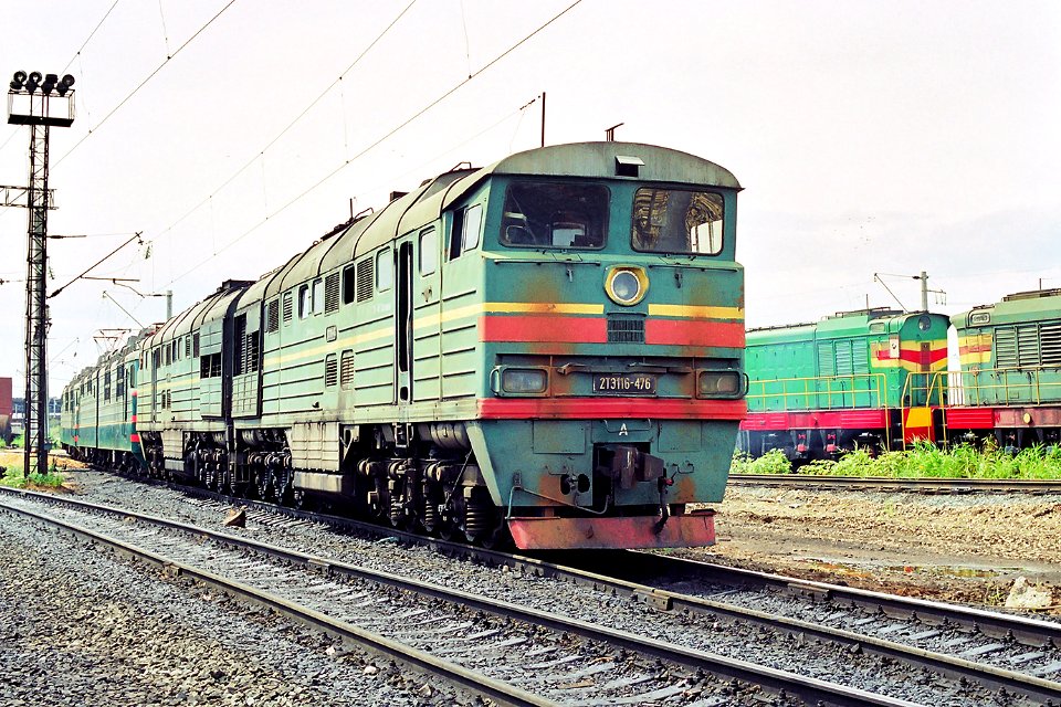 2ТЭ116-476,_Russia,_Volgograd_region,_depot_named_after_Maxim_Gorky_(Trainpix_161667)