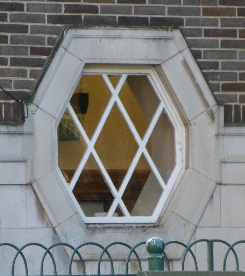2–3_Pavilion_Buildings,_Brighton_(May_2015)_(Hexagonal_Window)