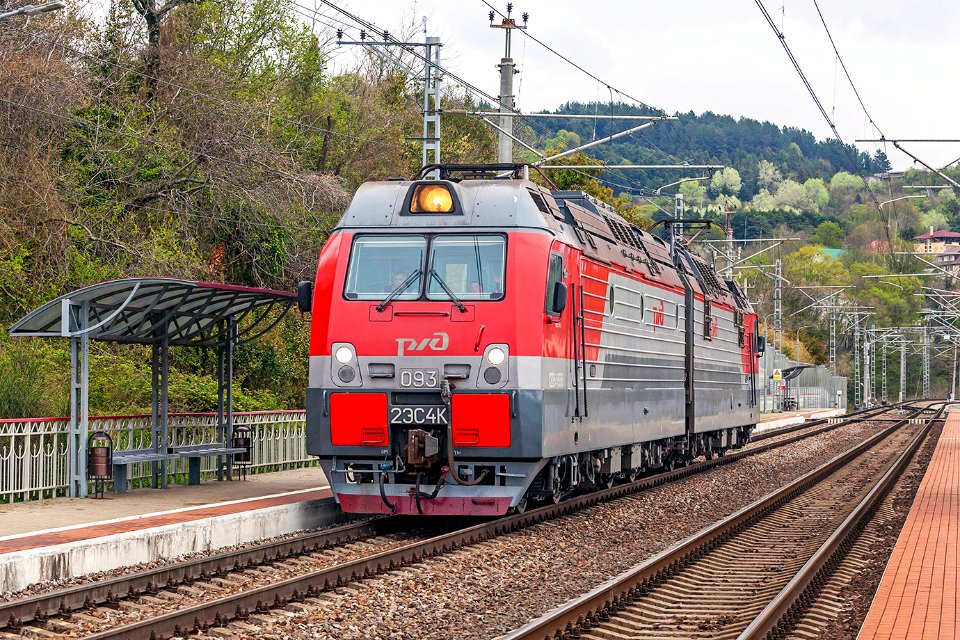 2ЭС4К-093,_Russia,_Krasnodar_krai,_Loo_station_(Trainpix_193278)