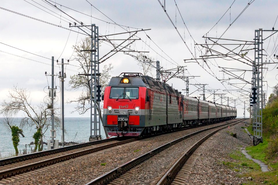 2ЭС4К-124,_Russia,_Krasnodar_krai,_Loo_station_(Trainpix_202633)