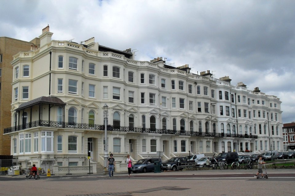 2–8_Medina_Terrace,_Kingsway,_Hove_(NHLE_Code_1298644)_(August_2010)