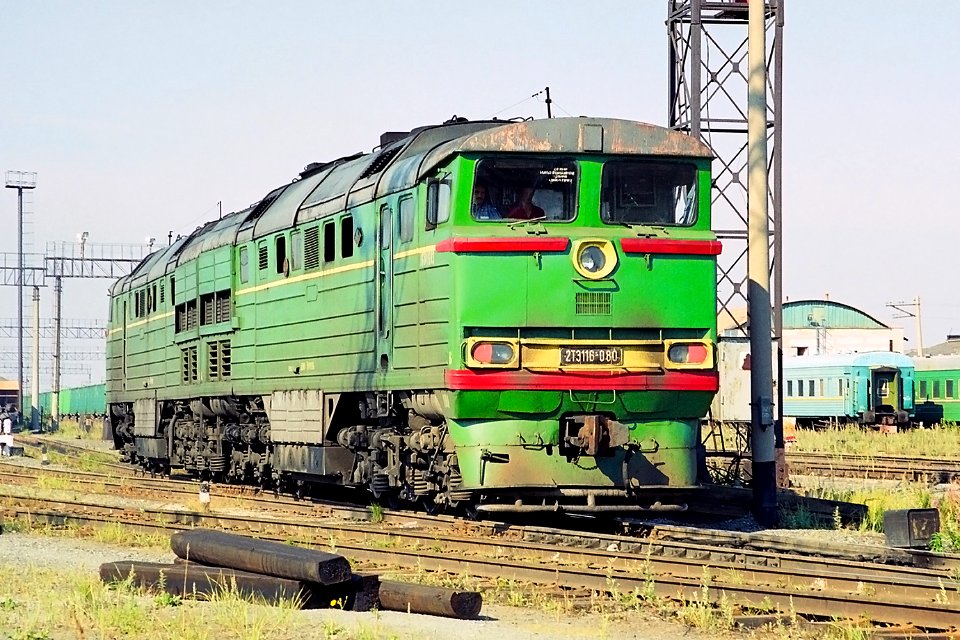 2ТЭ116-080,_Россия,_Ханты-Мансийский_автономный_округ,_станция_Сургут_(Trainpix_140554)