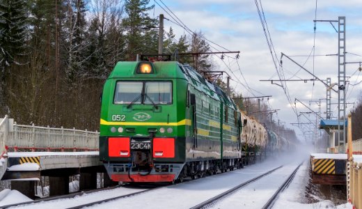 2ЭС4К-052,_Россия,_Ленинградская_область,_перегон_Манушкино_-_Павлово-на-Неве_(Trainpix_190950)