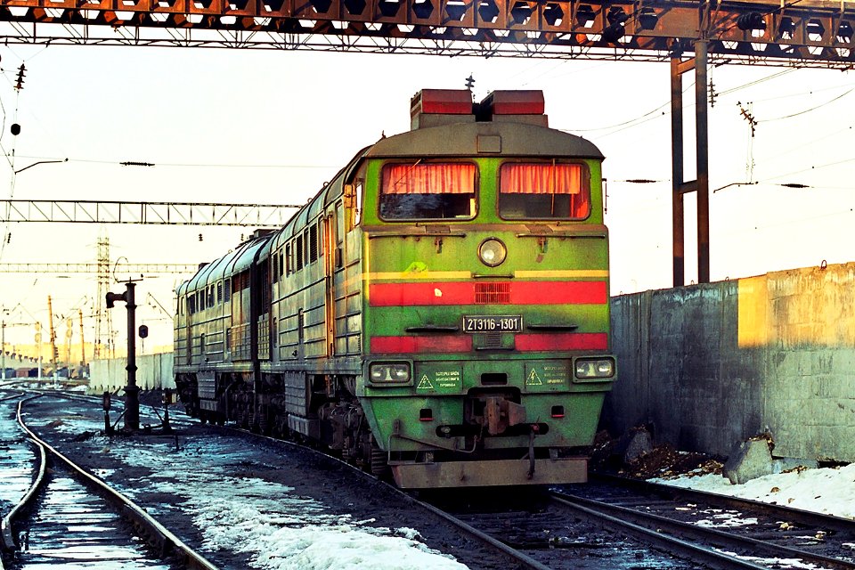 2ТЭ116-1301,_Russia,_Saratov_region,_Saratov_depot_(Trainpix_158061)