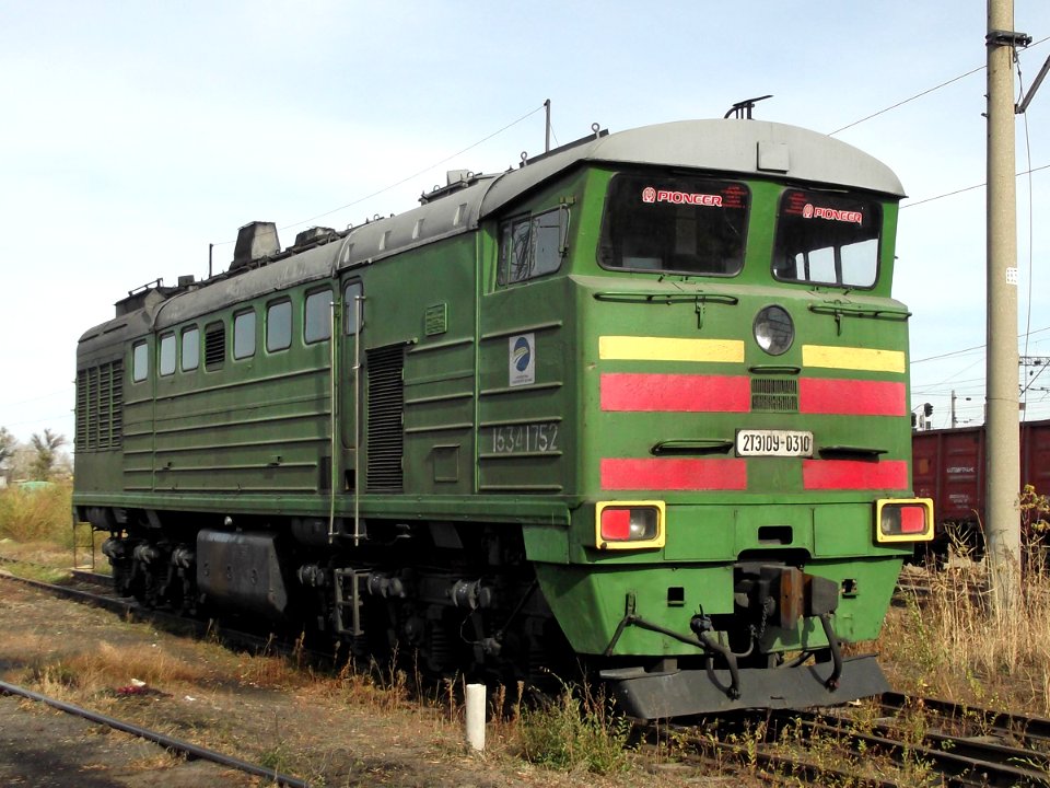 2ТЭ10У-0310,_Казахстан,_Карагандинская_область,_депо_Караганда-Сортировочная_(Trainpix_77539)