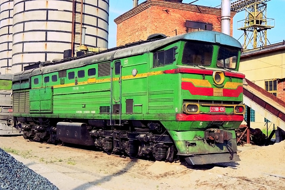 2ТЭ10В-4265,_Russia,_Saratov_region,_Saratov_depot_(Trainpix_147583)