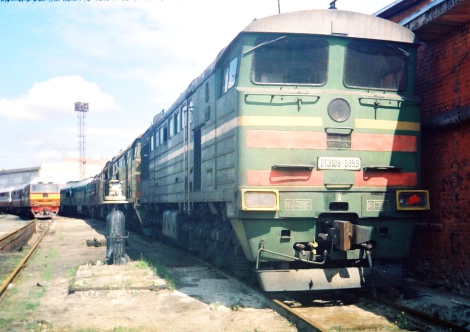 2ТЭ10У-0359,_Украина,_Харьковская_область,_ТЧ-3_Основа_(Trainpix_47311)
