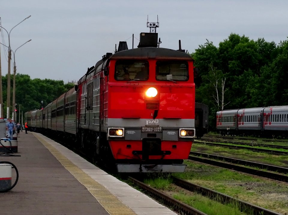 2ТЭ10У-0327,_Россия,_Хабаровский_край,_станция_Комсомольск-на-Амуре_(Trainpix_145431)