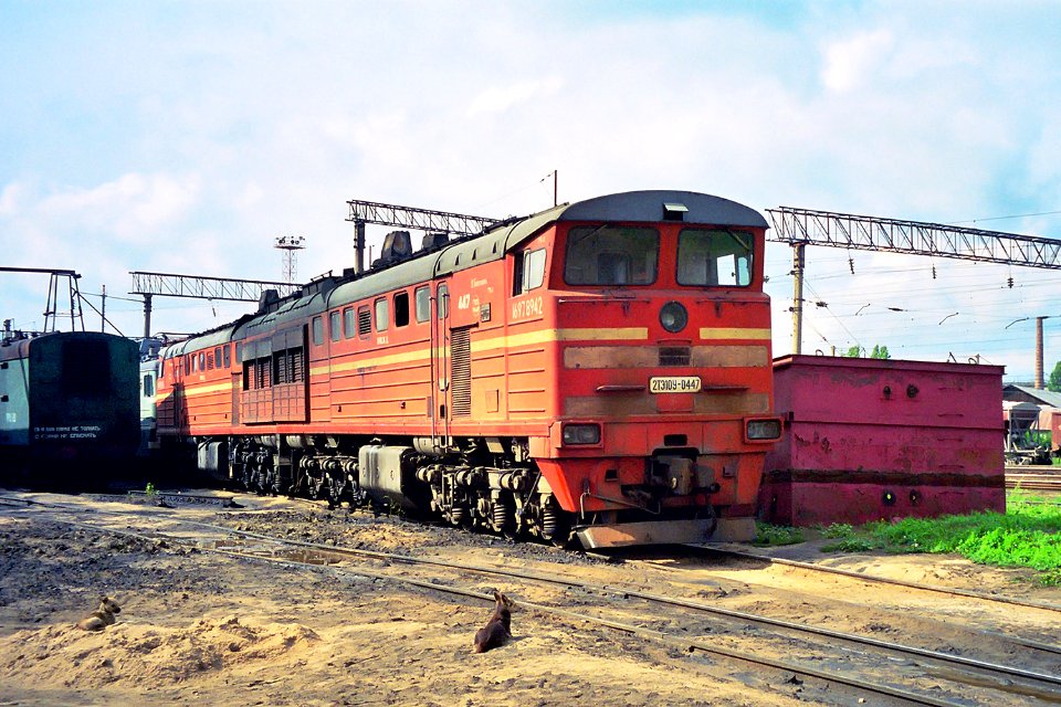 2ТЭ10У-0447,_Russia,_Saratov_region,_Atkarsk_depot_(Trainpix_149766)