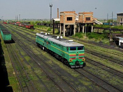 2ТЭ10М-1295,_Казахстан,_Карагандинская_область,_станция_Распорядительная_(Trainpix_68766)