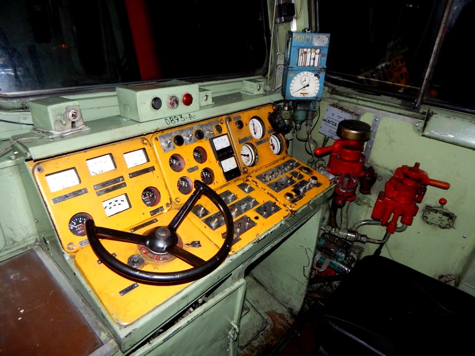 2ТЭ10М-0893,_Russia,_Samara_region,_Syzran_depot_(Trainpix_129372)