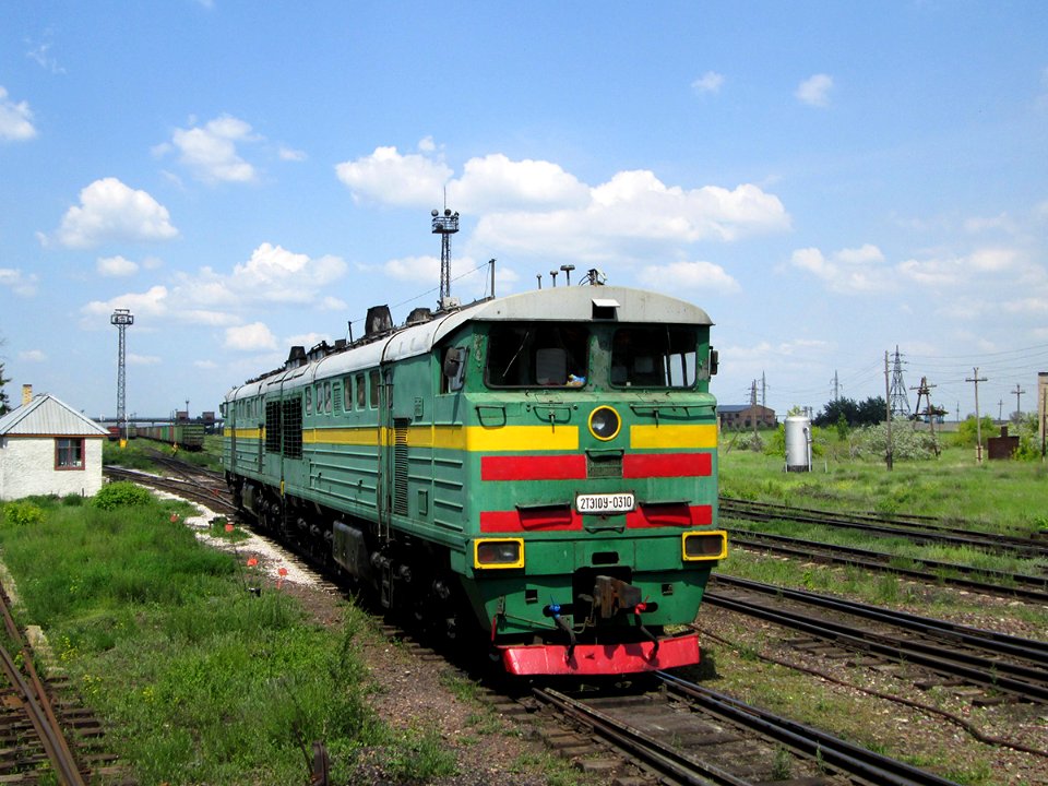 2ТЭ10У-0310,_Казахстан,_Карагандинская_область,_станция_Распорядительная_(Trainpix_133649)