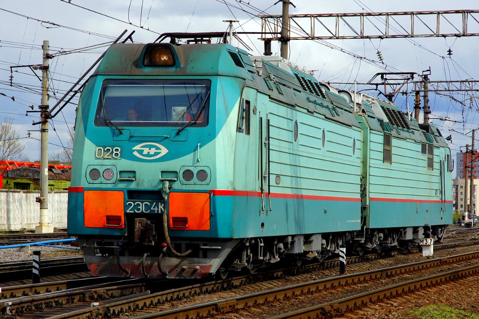 2ЭС4К-028,_Россия,_Ленинградская_область,_станция_Волховстрой_(Trainpix_99997)