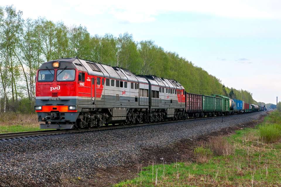 2ТЭ116УД-032,_Russia,_Yaroslavl_region,_Molot_-_Tenino_stretch_(Trainpix_165934)