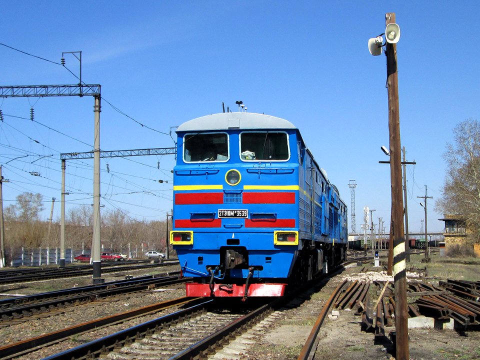 2ТЭ10М-3539,_Kazakhstan,_Karaganda_region,_Karaganda-Sorting_station_(Trainpix_98563)