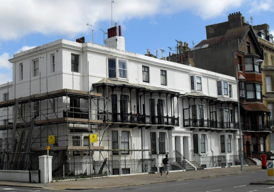 2–5_St_Catherine's_Terrace,_Kingsway,_Hove_(NHLE_Code_1280426)_(August_2010)