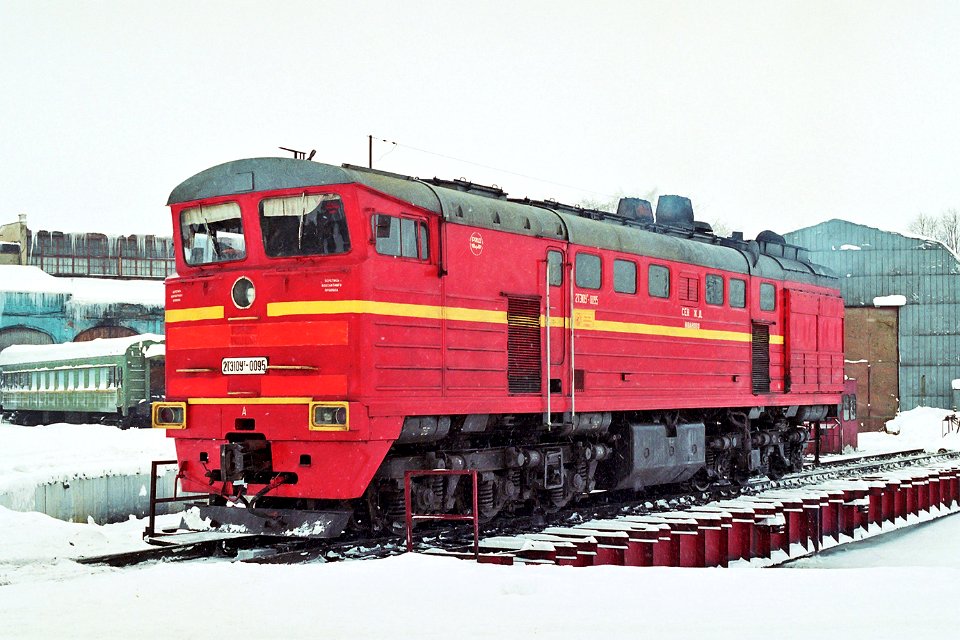 2ТЭ10УТ-0095,_Russia,_Tver_region,_Bologoye_depot_(Trainpix_180180)