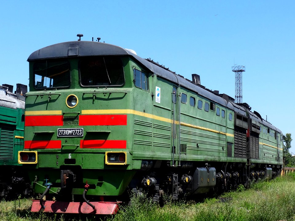 2ТЭ10Мр-2723,_Kazakhstan,_Karaganda_region,_Karaganda_depot_(Trainpix_136932)