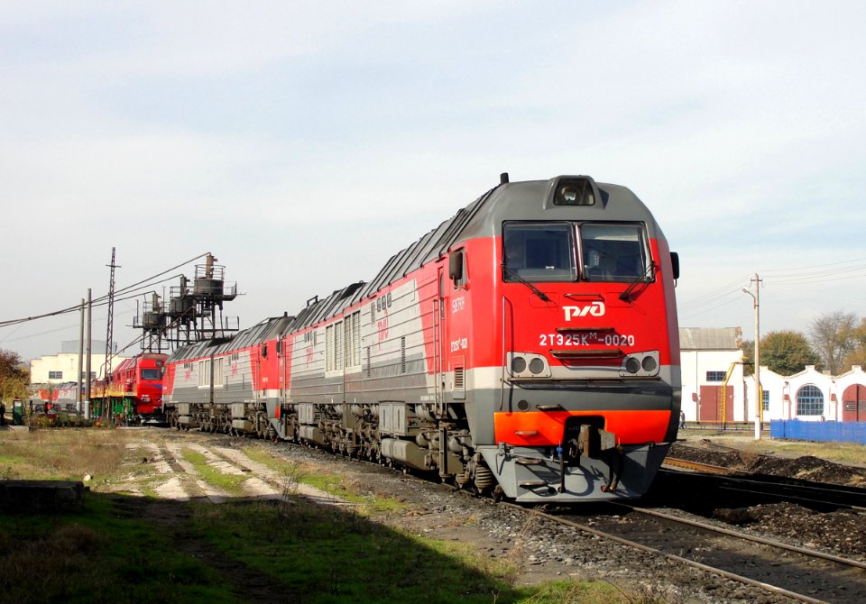 2ТЭ25КМ-0020,_Россия,_Чечня,_депо_Гудермес_(Trainpix_211615)