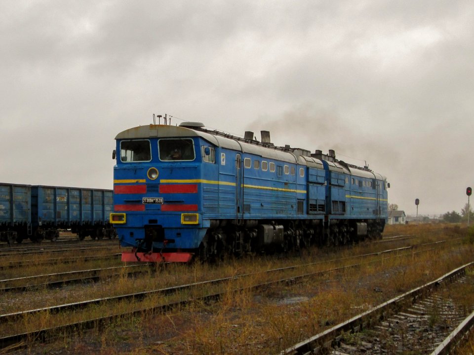 2ТЭ10М-3539,_Казахстан,_Карагандинская_область,_станция_Распорядительная_(Trainpix_177086)