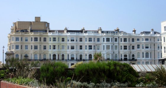 2–8_Medina_Terrace,_Kingsway,_Hove_(NHLE_Code_1298644)_(June_2016)