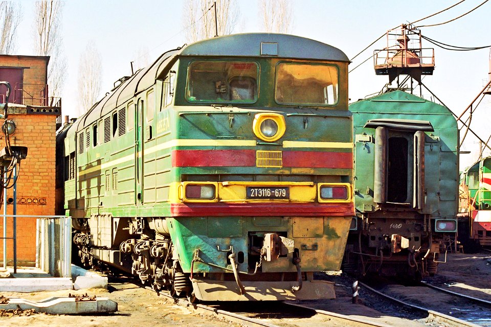2ТЭ116-679,_Russia,_Voronezh_region,_Voronezh-Kurskiy_depot_(Trainpix_194241)