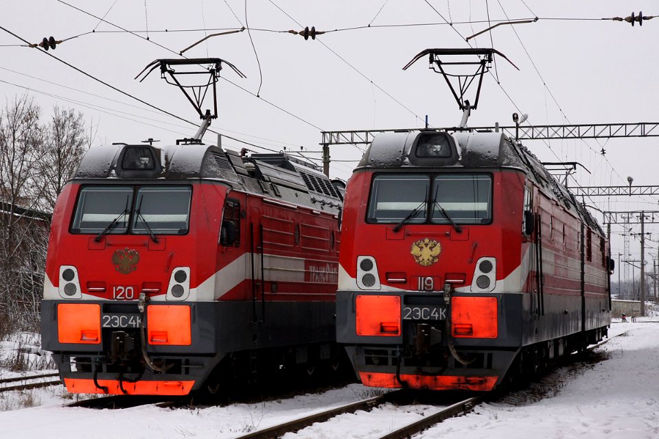 2ЭС4К-119,_Россия,_Ленинградская_область,_станция_Кириши_(Trainpix_124046)