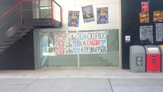 26-F_2015_higher_education_strike_propaganda_in_UPF_Ciutadella_campus_04