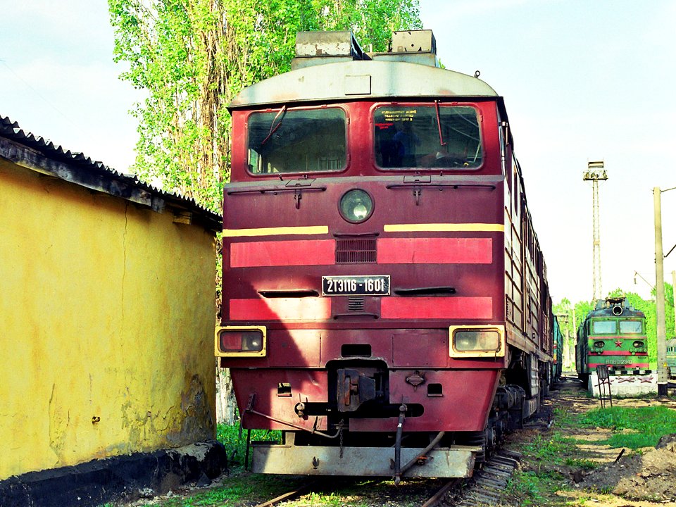 2ТЭ116-1601,_Russia,_Lipetsk_region,_Yelets-Northern_depot_(Trainpix_200809)