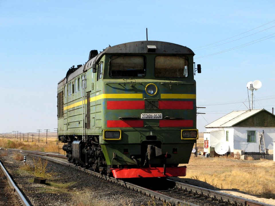 2ТЭ10У-0536,_Казахстан,_Карагандинская_область,_АО_"Шубарколькомир",_разъезд_85_км_(Trainpix_20774)
