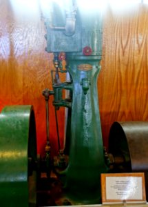 25_HP_vertical_bore_steam_engine,_New_York_Safety_Steam_Power_Co._-_Stationary_steam_engine_collection_-_New_England_Wireless_&_Steam_Museum_-_East_Greenwich,_RI_-_DSC06545