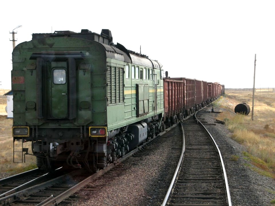 2ТЭ10У-0056,_Казахстан,_Карагандинская_область,_разъезд_68_км,_участок_Породная_-_Кызылжар_(Trainpix_20908)