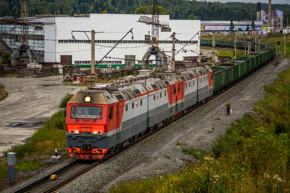 2ЭС6-173,_Россия,_Кемеровская_область,_перегон_Бирюлинская_-_Барзас_(Trainpix_141144)