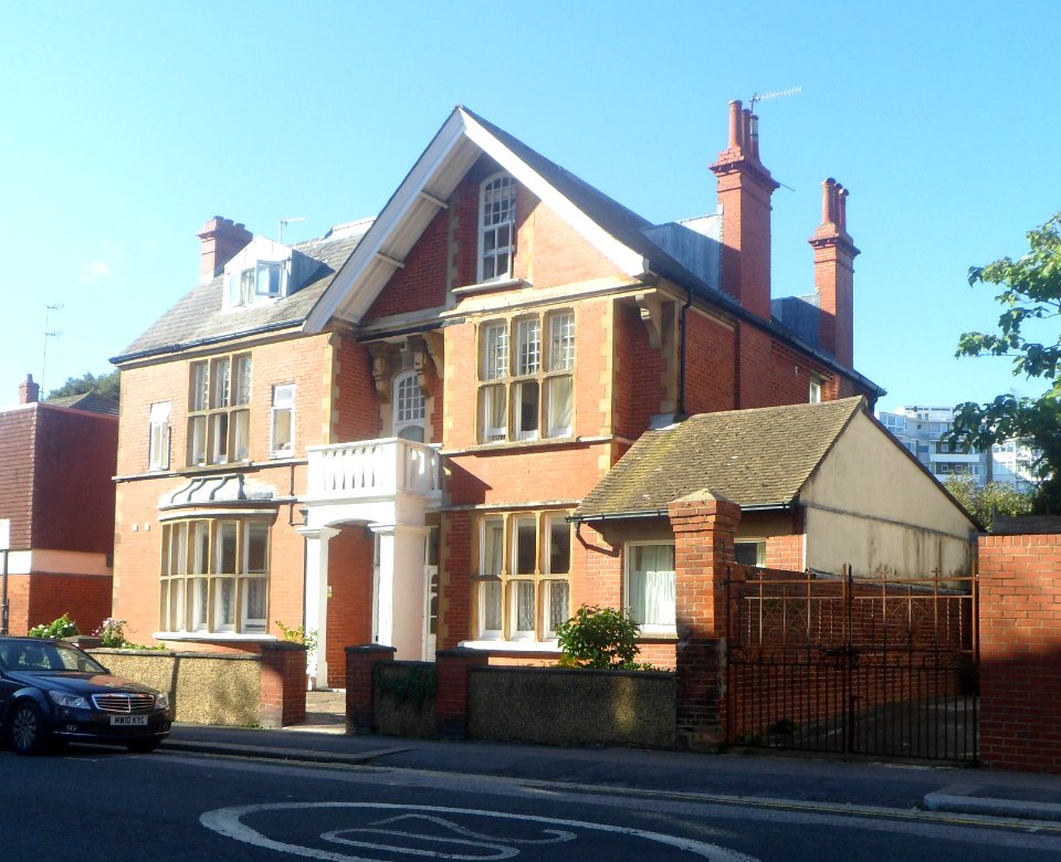 3_Lansdowne_Road,_Hove_(August_2017)