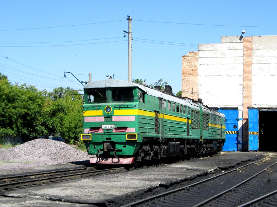 2ТЭ10У-0310,_Казахстан,_Карагандинская_область,_депо_Караганда-Сортировочная_(Trainpix_109477)