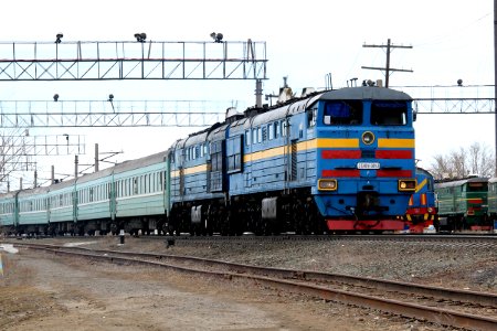 2ТЭ10УТ-0053,_Казахстан,_Актюбинская_область,_станция_Кандыагаш_(Trainpix_129222)