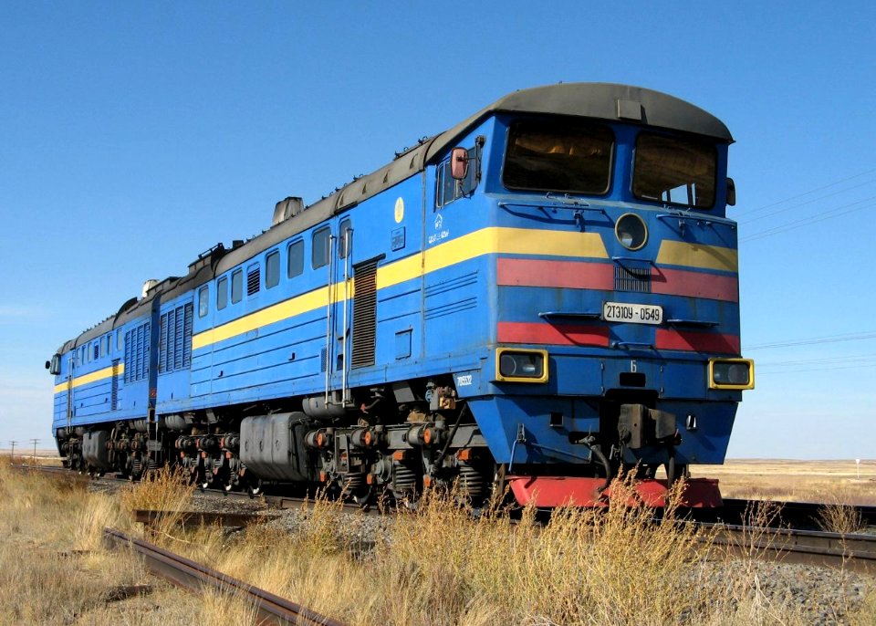 2ТЭ10У-0549,_Казахстан,_Карагандинская_область,_разъезд_85_км_(Trainpix_19525)