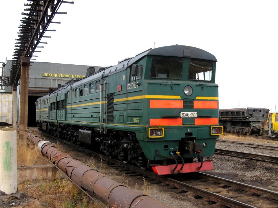 2ТЭ10У-0502,_Казахстан,_Карагандинская_область,_станция_Породная,_АО_"Шубарколь_комир",_депо_(Trainpix_21613)