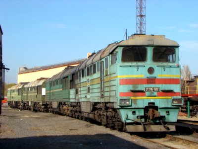 2ТЭ116-1002,_Украина,_Харьковская_область,_депо_Основа_(Trainpix_45008)