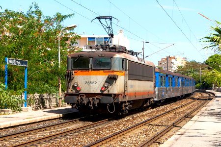 25652,_France,_Provence_-_the_Alps_-_the_French_riviera,_Canes_-_Antibes_stretch,_near_Juan-les-Pins_train_stop_(Trainpix_159779) photo