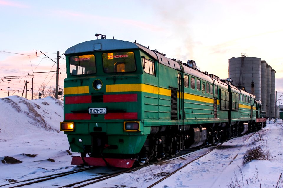 2ТЭ10У-0310,_Казахстан,_Карагандинская_область,_депо_Караганда-Сортировочная_(Trainpix_151126)