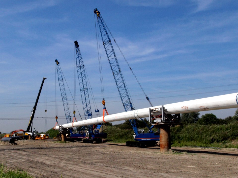 3_Hitachi_cranes_lifting_pipe_(owner_Volker_Stevin)