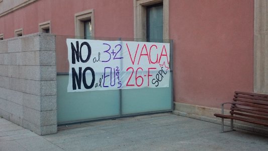 26-F_2015_higher_education_strike_propaganda_in_UPF_Ciutadella_campus_01